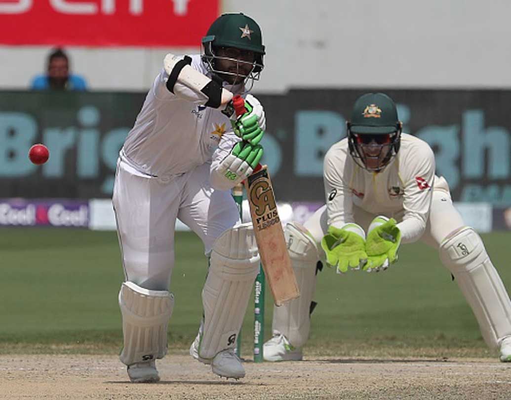 ইমাম-উল-হক: পাকিস্তানের তরুণ ক্রিকেটার। দলের নিয়মিত সদস্য। কিন্তু, অস্ট্রেলিয়ার বিরুদ্ধে টেস্টে খেলতে গিয়ে হাতে গুরুতর চোট পান।