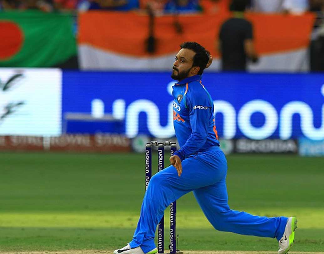 কেদার যাদব: এশিয়া কাপে ভারতের নয়া আবিষ্কার বলা যেতেই পারে। ব্যাট-বল দুটিতেই সফল। কিন্তু, হ্যামস্ট্রিংয়ের চোট সারিয়ে কবে দলে ফিরবেন, তা নিয়ে যথেষ্ট সন্দেহ আছে।