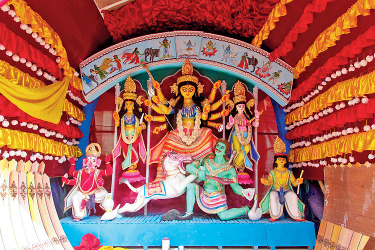 উৎসব: গঙ্গারামপুরের নাট্য সংসদ ক্লাবের প্রতিমা। ছবি: অমিত মোহান্ত
