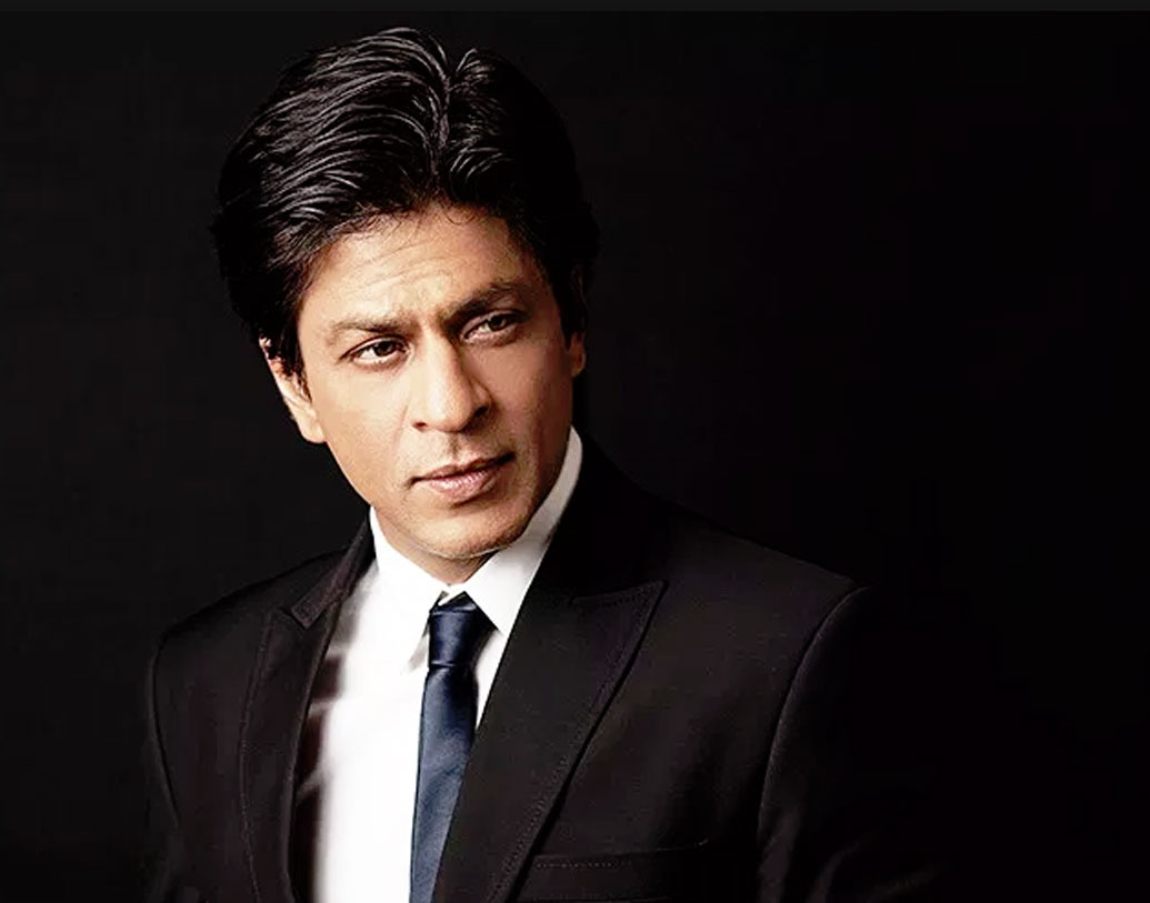 শাহরুখ খান- সোশ্যাল মিডিয়ায় তিনি সব ইস্যু নিয়েই সরব হন। কিন্তু এ হেন কিঙ্গ খানকেই #মিটু বিতর্কে একটি টু শব্দ অবধি করতে দেখা যায়নি। যৌন হেনস্থা তো বটেই এমনকি ধর্ষণেরও অভিযোগ উঠেছে শাহরুখের প্রিয় বন্ধু করিম মোরানির বিরুদ্ধেও। তা-ও শাহরুখ এক্কেবারেই স্পিকটি নট। সোশ্যাল মিডিয়ায় শাহরুখের এমন গা ছাড়া ভাব নিয়ে তীব্র বিতর্কও শুরু হয়েছে।