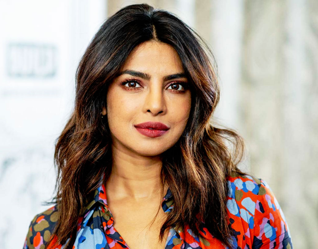 প্রিয়ঙ্কা চোপড়া- মুখ খুলেছিলেন প্রিয়ঙ্কা চোপড়াও। তনুশ্রীর পাশে দাঁড়িয়ে তনুশ্রীকে বিশ্বাস করার আর্জি জানিয়েছিলেন।