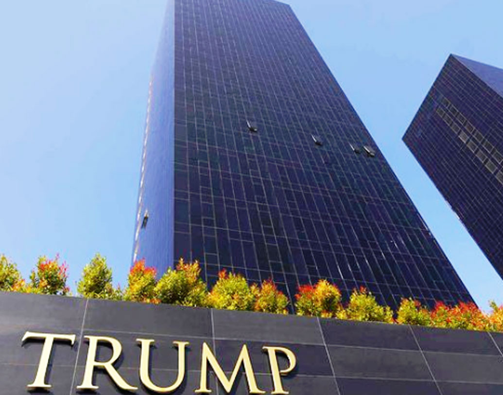 পুণের কল্যাণীনগরে অবস্থিত এই ট্রাম্প টাওয়ার। রণবীর কপূর এবং ঋষি কপূর দু’জনেরই ফ্ল্যাট রয়েছে এই কমপ্লেক্সে।