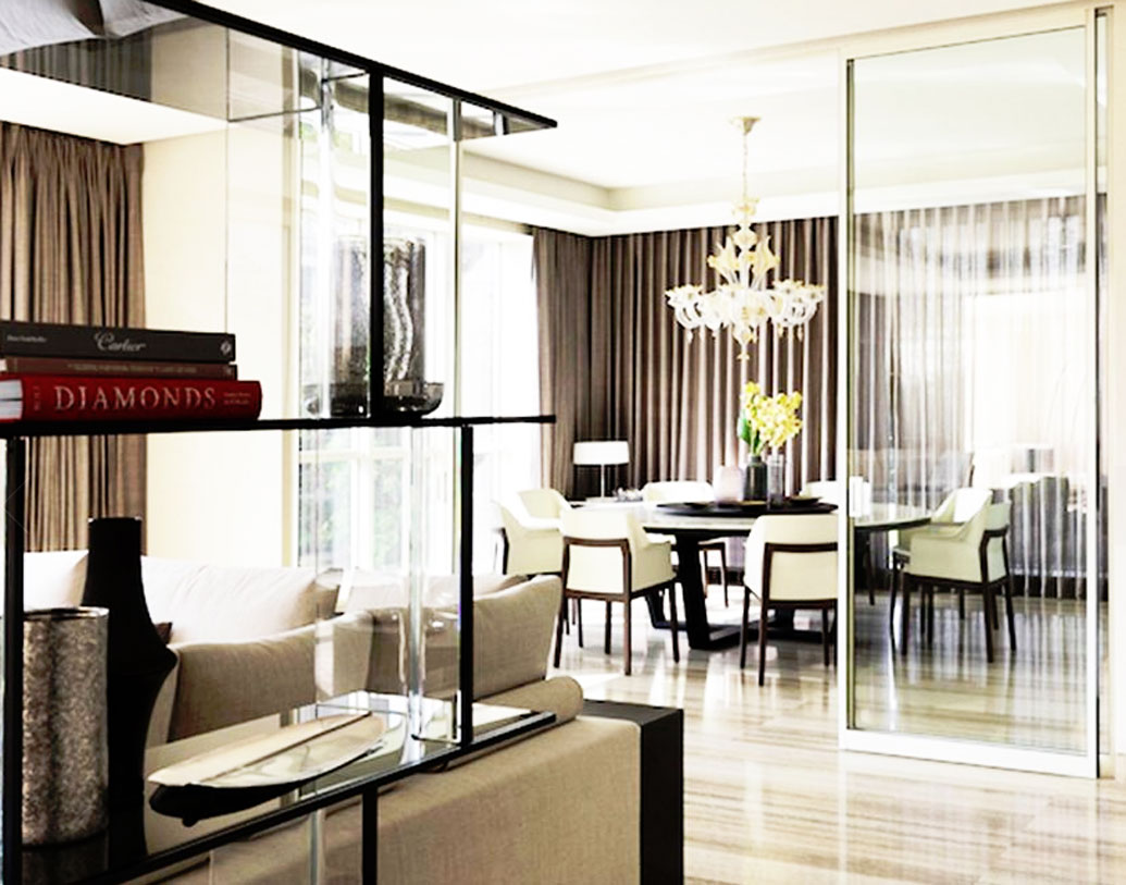 যদিও এই ফ্ল্যাটে খুবই কম থাকেন রণবীর। মুম্বইয়ের পালি হিলসে নিজের আর একটি ফ্ল্যাট  ‘ব্যাচেলর প্যাড’-এ খখনও সখনও থাকেন রণবীর। সাধারণত উইকেন্ডে বন্ধুবান্ধবের সঙ্গে সময় কাটাতেই এই ফ্ল্যাটে আসেন অভিনেতা।