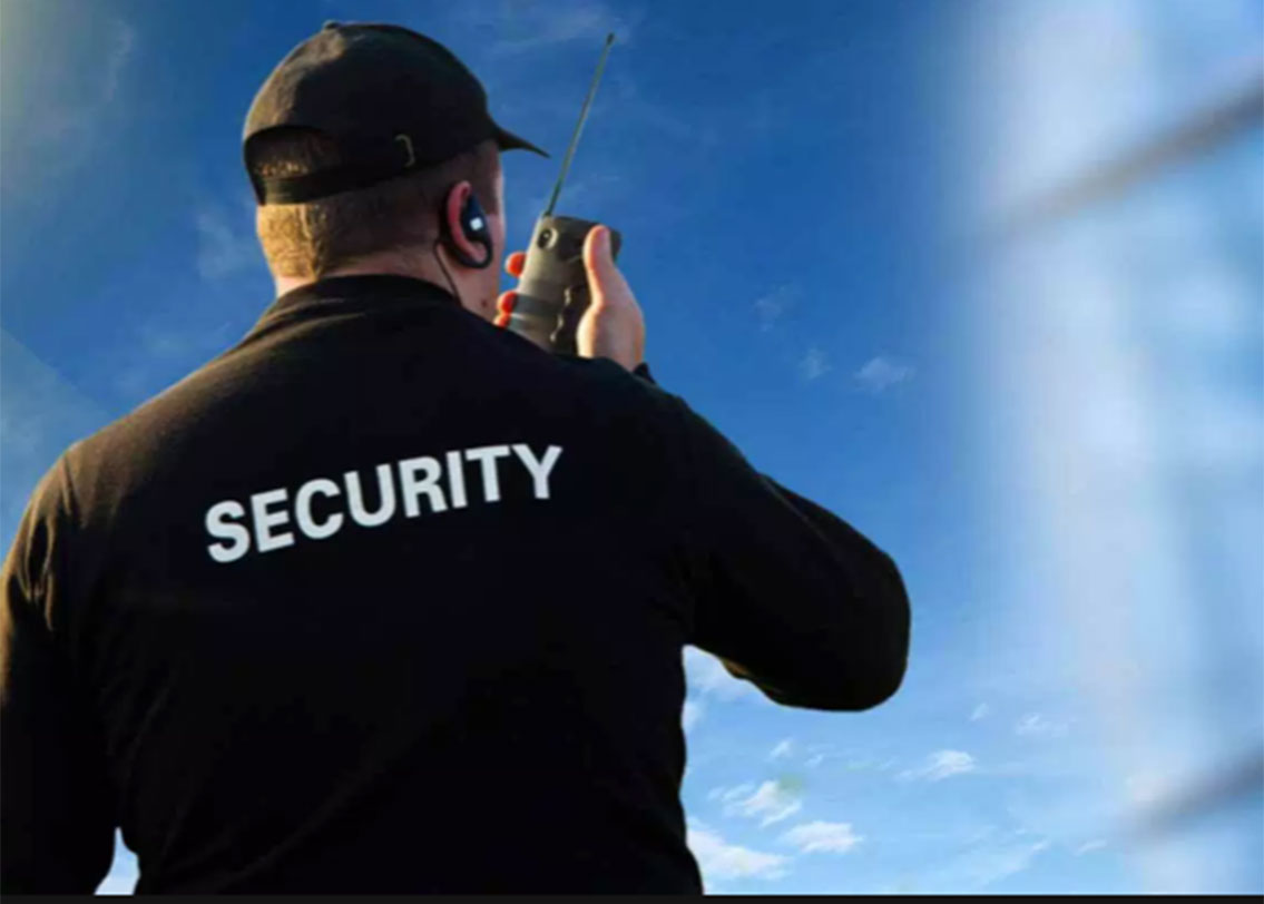 জানেন কি মুকেশ অম্বানী থেকে মার্ক জ়ুকেরবার্গ বছরে কত টাকা শুধু নিরাপত্তার পিছনে ব্যয় করেন? জানলে অবাক হবেন। কারণ নিরাপত্তার স্বার্থে এঁদের ব্যয়ভার একজন সাধারণ মানুষের গড় বার্ষিক আয়ের থেকে অনেক গুণ বেশি।