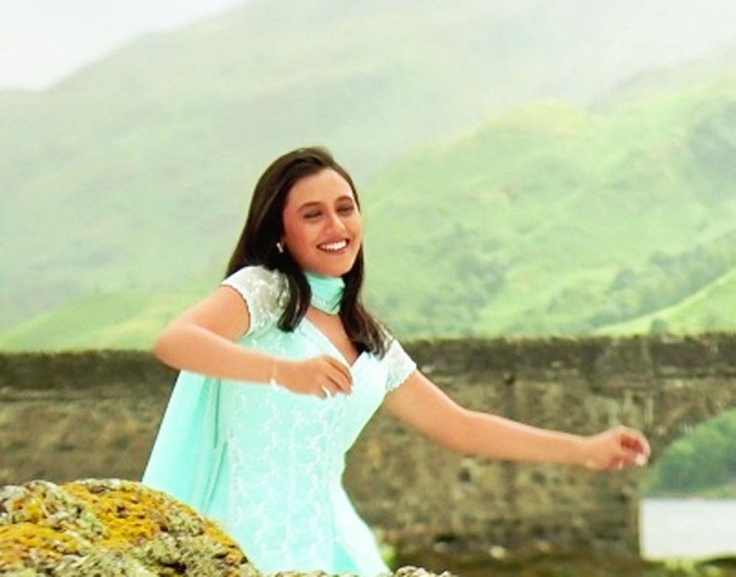 রানি নয়, টিনার চরিত্রের জন্য পরিচালক কর্ণ জোহরের প্রথম পছন্দ ছিলেন টুইঙ্কল খন্না। আর টুইঙ্কলেরই ডাক নাম টিনা, যেটা ছবিতেও একই রেখে দিয়েছিলেন কর্ণ। কিন্তু টুইঙ্কলই সেই অফার ফিরিয়ে দিয়েছিলেন। আর তার পরেই শাহরুখের কথা মতো রোলটা চলে যায় রানি মুখোপাধ্যায়ের কাছে।