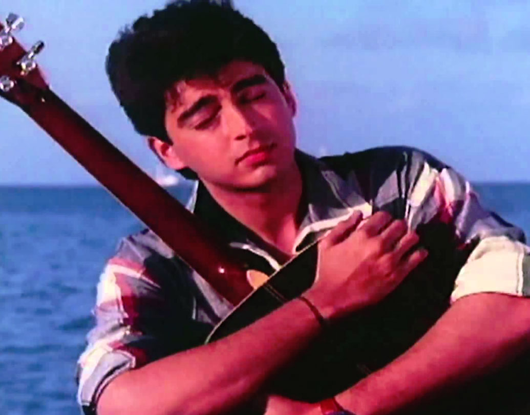 ‘তুম পাস আয়ে’ গানটির টিউন আসলে তৈরি করেছিলেন অভিনেতা যুগল হংসরাজ। আর তা তৈরি করেই শুনিয়েছিলেন কর্ণকে। কর্ণর তো বেজায় পছন্দ হয়ে গিয়েছিল। তার পর তো সেই গানই কয়েকদিনের মধ্যেই সুপার ডুপার হয়ে গেল।