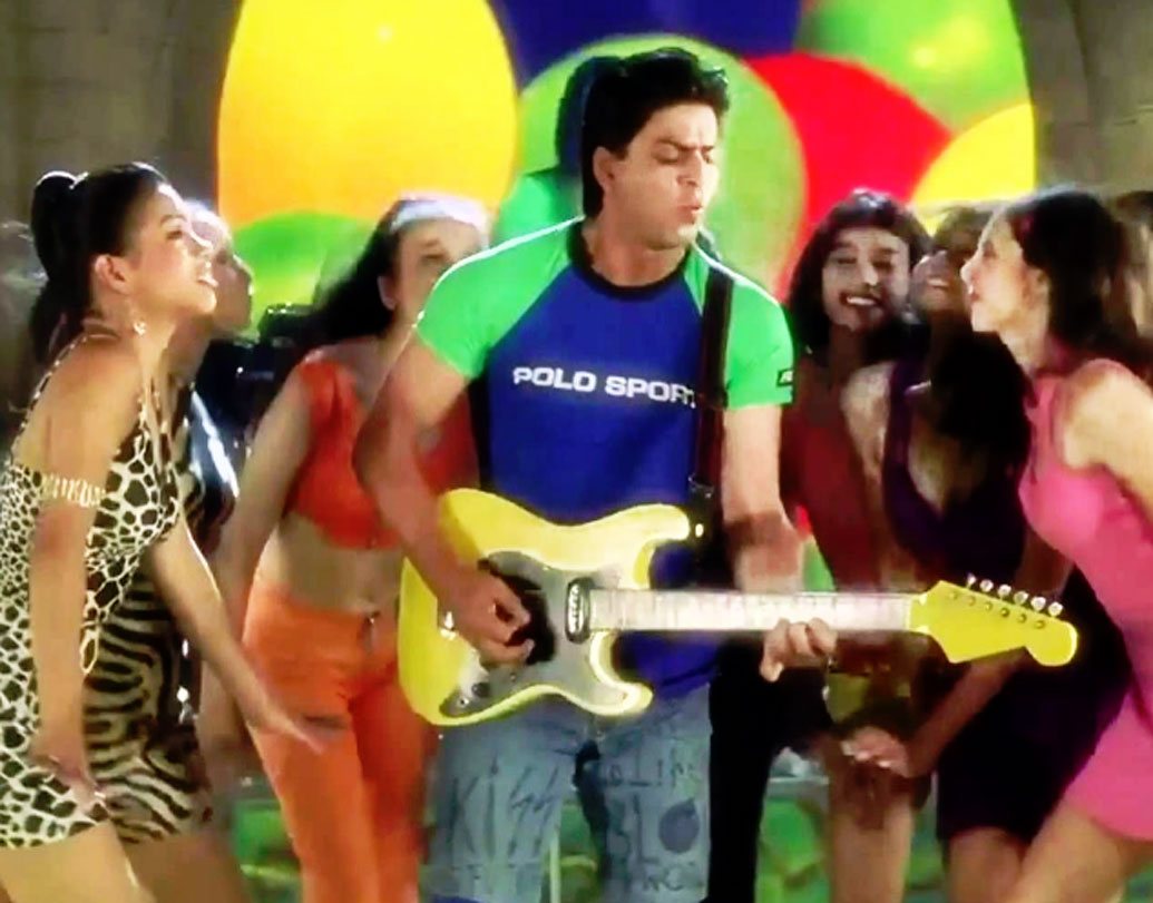 বাস্কেট বল খেলার দৃশ্যগুলিতে জাম্প করার জন্য ট্রাম্পোলাইনের ব্যবহার করতে হত শাহরুখ এবং কাজলকে। ‘কোই মিল গ্যায়া’ গানটিতে শাহরুখ যে পোলো স্পোর্টের টি-শার্টটি পরেছিলেন তার দাম সে সময়েই ছিল প্রায় ৫,৫০০ টাকার কাছাকাছি। আর এমন দামি টি-শার্ট কেনার জন্য পরিচালকের বকুনিও খেয়েছিলেন ডিজাইনার মণীশ মলহোত্র।