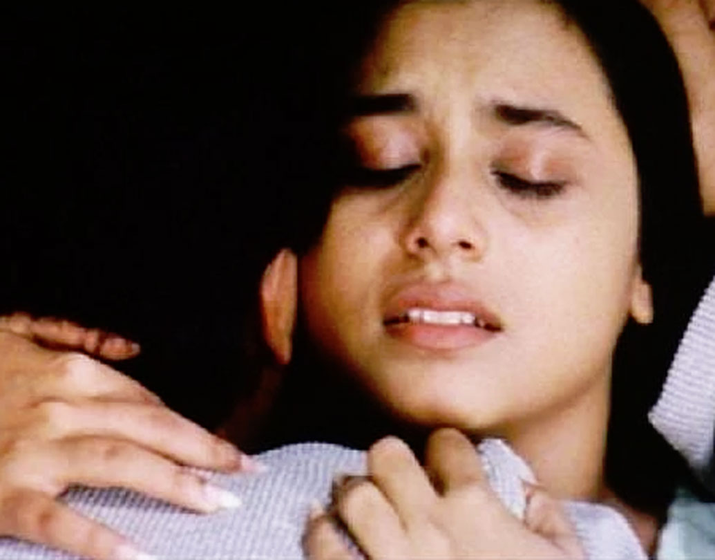 টিনা অর্থাৎ রানি মুখোপাধ্যায়ের মৃত্যুর গল্প প্রথমে ছবির স্ক্রিপ্টে ছিল না। পরে কাজলেরই মাথা থেকে এই আইডিয়া আসে। কাজলের সেই আইডিয়া খুব পছন্দ হয়ে যায় কর্ণ জোহরের।