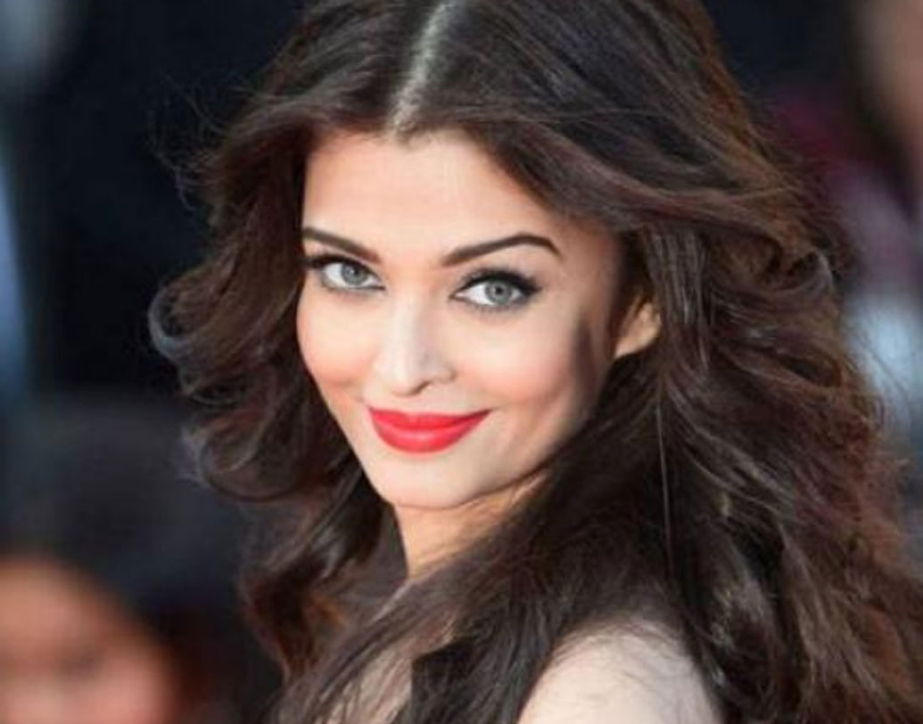 ঐশ্বর্য রাই: মডেলিংয়ের কারণে মাঝপথেই পড়াশোনা ছাড়তে হয় তাঁকে। মুম্বইয়ের আর্য বিদ্যামন্দির থেকে পড়াশোনার পর জয়হিন্দ কলেজে এক বছর পড়াশোনা করেন। আর্কিটেকচার নিয়ে পড়াশোনা করতে করতেই মডেলিংয়ের জন্য তা মাঝপথে ছেড়ে দেন।