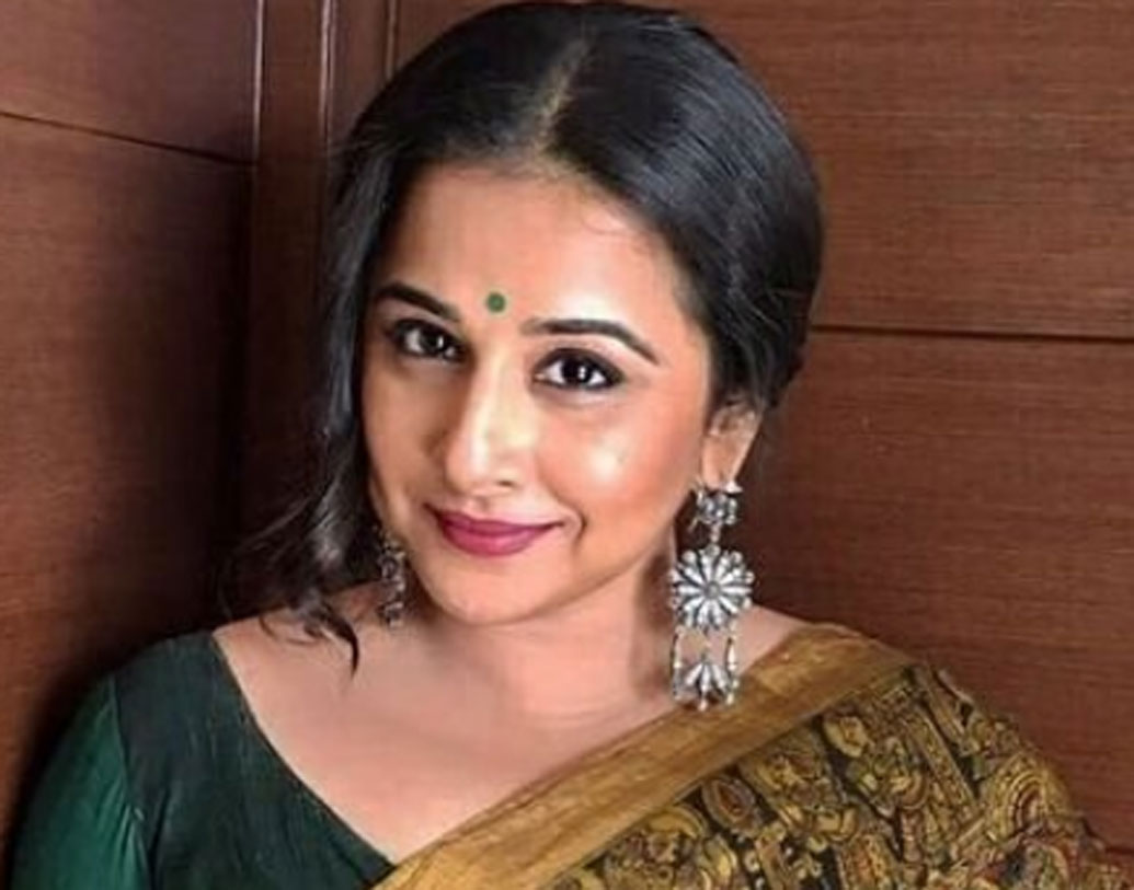 বিদ্যা বালন: শাড়ির প্রতি তাঁর যথেষ্ট প্রেম। আলমারিতে কয়েকশো শাড়ি তাঁর সংগ্রহে রয়েছে। পোশাকে সব সময় ভিন্টেজ লুক রাখতেই পছন্দ করেন। সঙ্গে মোবাইল ফোন রাখা একদম না-পসন্দ নায়িকার।