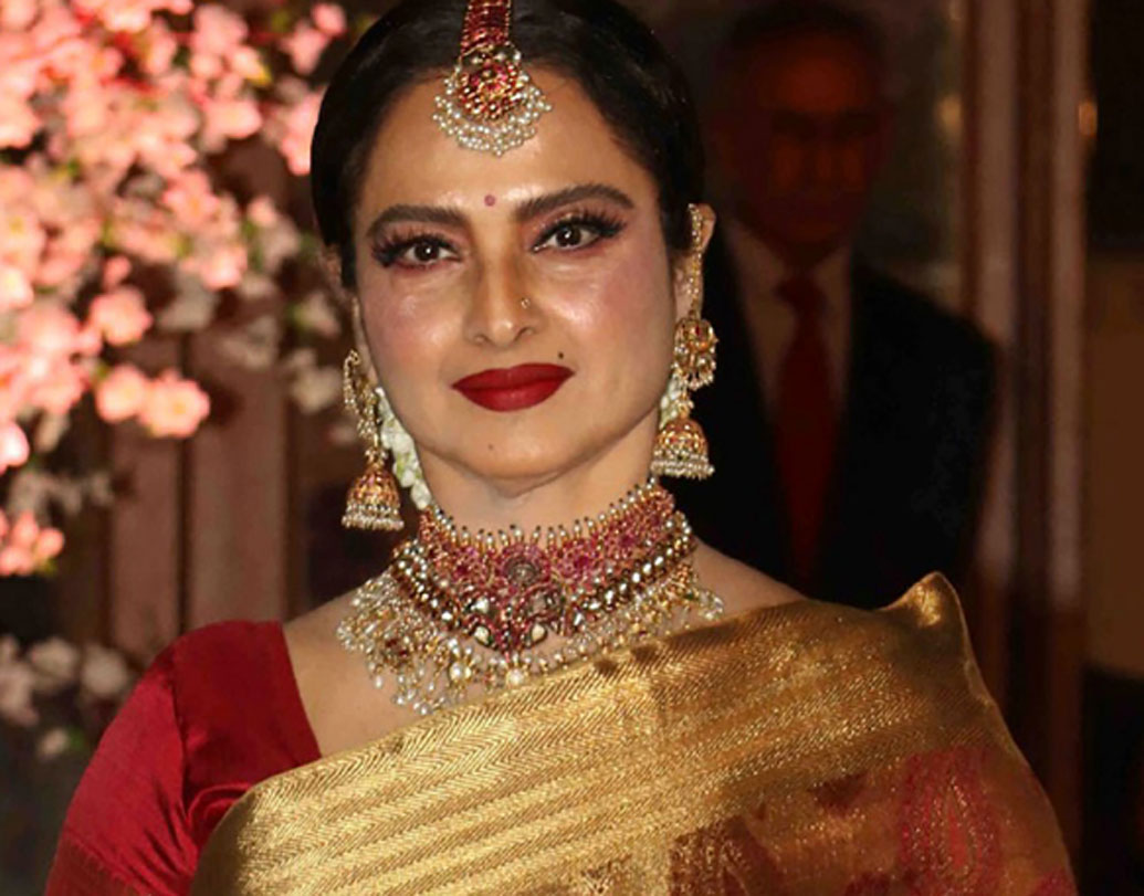 রেখা: কাঞ্জিভরম শাড়ি রেখার খুব প্রিয়। যে কোনও অনুষ্ঠানে কাঞ্জিভরম শাড়ি সঙ্গে চকোলেট ও লাল রঙের লিপস্টিকে তাঁকে দেখা যায়।