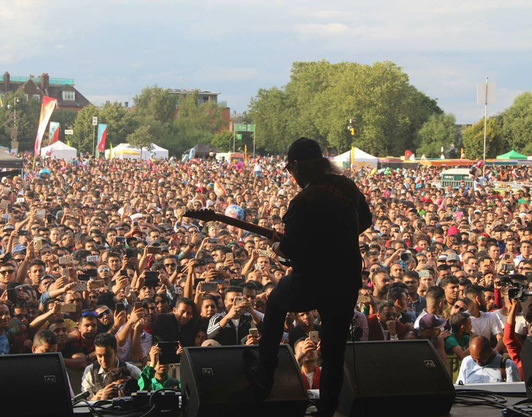 মূলত রক ঘরানার কণ্ঠের অধিকারী হলেও আধুনিক গান, ক্ল্যাসিক্যাল সঙ্গীত ও লোকগীতি দিয়েও শ্রোতাদের মুগ্ধ করেছেন তিনি। বহু সিনেমার প্লেব্যাক করেছেন। ক্যাসেট দিয়ে শুরু। তার পর সিডি, এমপি-থ্রির জমানা পেরিয়ে ইউটিউবেও তুমুল জনপ্রিয় ছিলেন আয়ুব বাচ্চু।