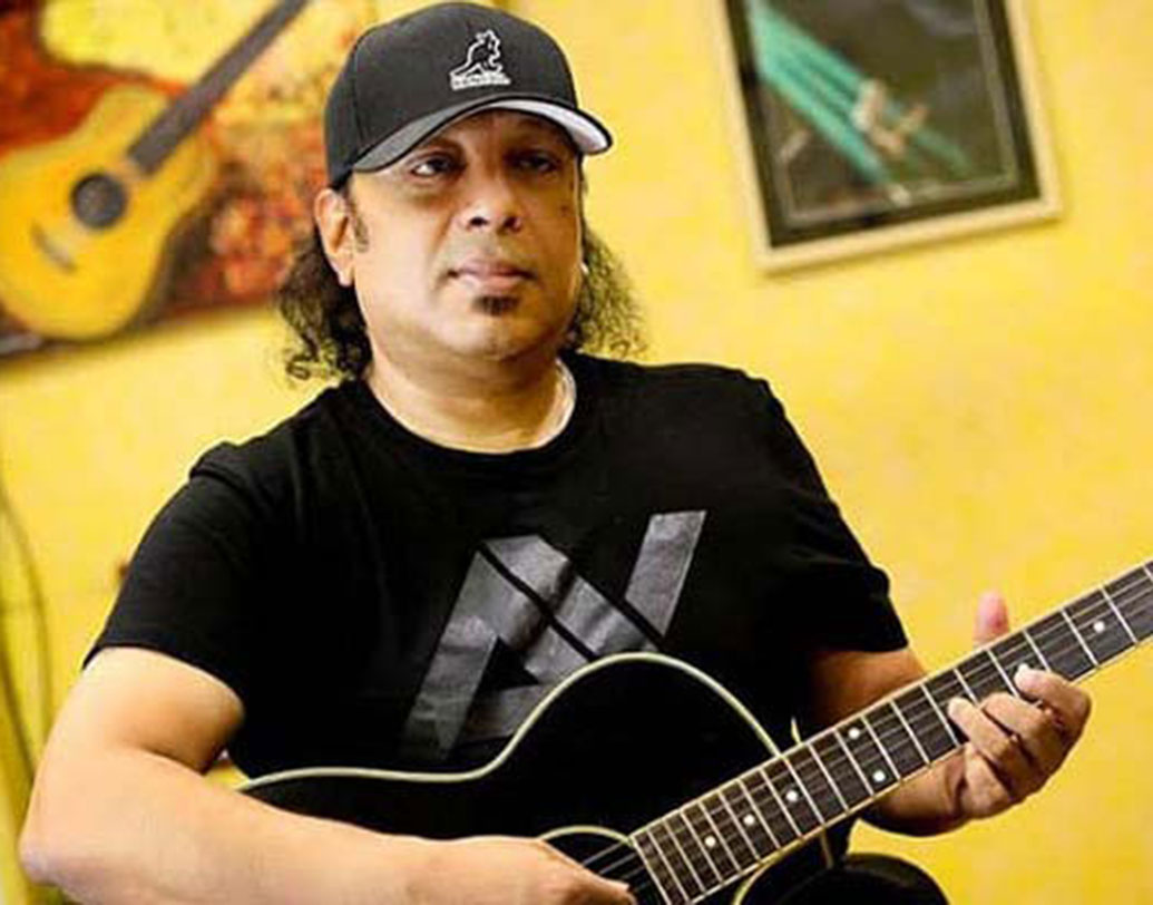 জিমি হেন্ড্রিক্স এবং জো স্যাট্রিয়ানীর বাজনায় তিনি ছিলেন দারুণভাবে অনুপ্রাণিত। আইয়ুব বাচ্চুর নিজের একটি স্টুডিয়ো আছে। ঢাকার মগবাজারের সেই মিউজিক স্টুডিয়োটির নাম এবি কিচেন।