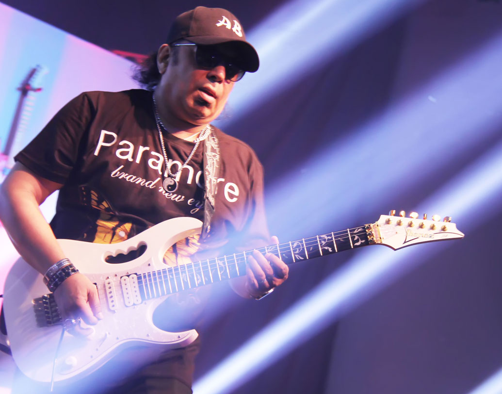 জিমি হেন্ড্রিক্স এবং জো স্যাট্রিয়ানীর বাজনায় তিনি ছিলেন দারুণভাবে অনুপ্রাণিত। আইয়ুব বাচ্চুর নিজের একটি স্টুডিয়ো আছে। ঢাকার মগবাজারের সেই মিউজিক স্টুডিয়োটির নাম এবি কিচেন।