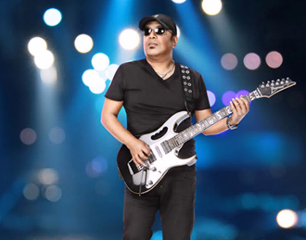 জেমসের সঙ্গে তাঁর দ্বৈরথ এগিয়ে দিয়েছিল বাংলা ব্যান্ডসঙ্গীতকে। একের পর এক ভাল গান তৈরি করার প্রতিযোগিতা ছিল আয়ুব বাচ্চু আর জেমসের মধ্যে। সেই দ্বৈরথ সামনে এলেও পরস্পরের প্রতি শ্রদ্ধা ছিল অটুট।