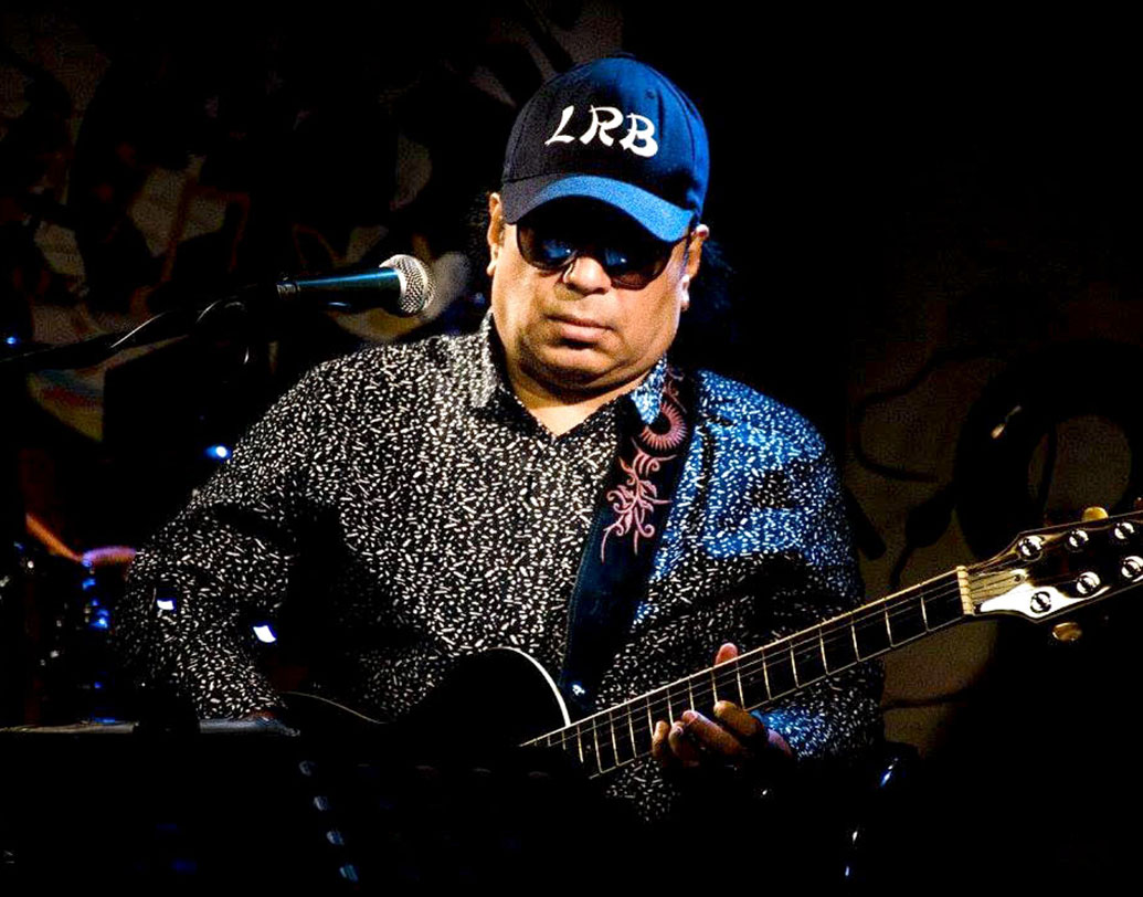 আয়ুব বাচ্চুর মৃত্যুতে শোক জানিয়ে জেমস বলেছেন, ‘‘১৯৮০ সালের শুরুর দিকে আমাদের পরিচয়। এর পর দীর্ঘ প্রায় ৪০ বছর আমরা একে অপরের সুখে-দুঃখে, মানে-অভিমানে কাটিয়েছি। একসঙ্গে প্রচুর শো করেছি, গান করেছি, দেশ-বিদেশে ঘুরেছি। উনি হঠাৎ এ ভাবে আমাদের সবাইকে ছেড়ে চলে যাবেন, খবরটা শুনে মানতে পারছি না।’’