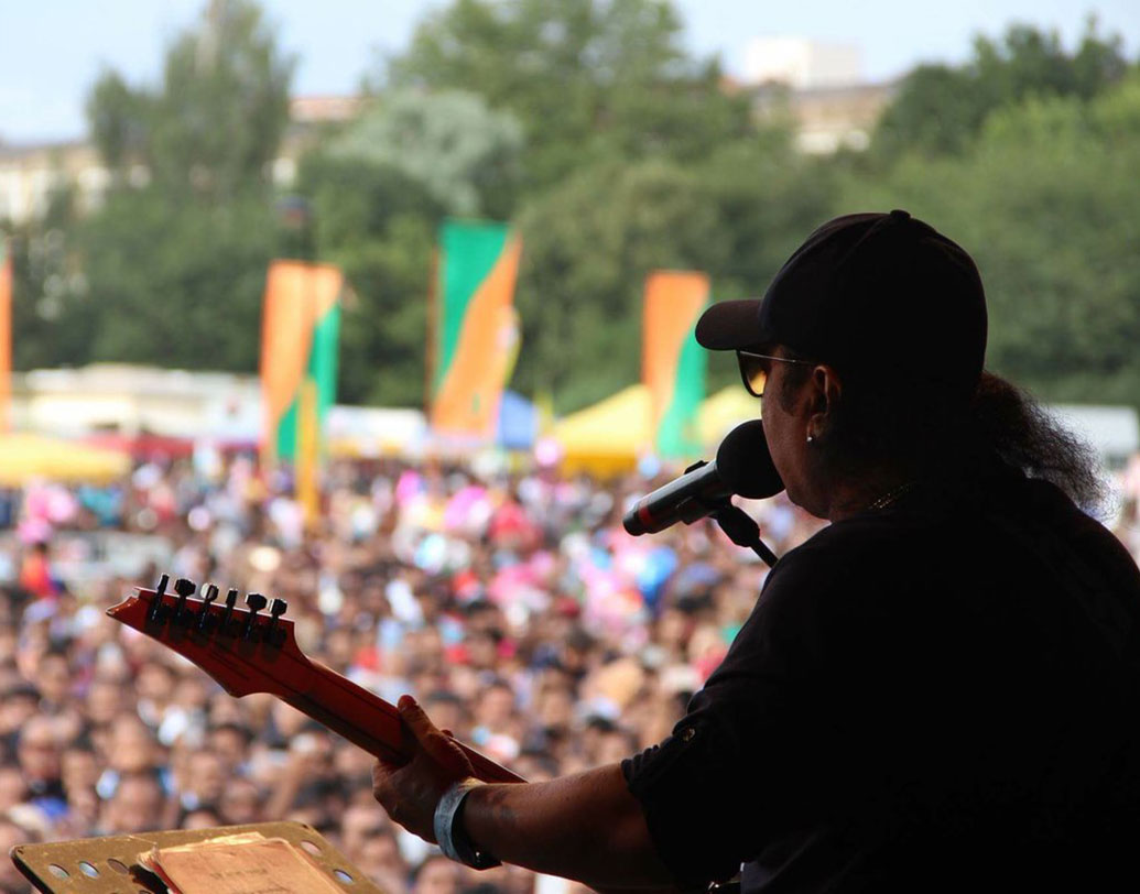 এলআরবি দিয়ে শুরুতে বোঝানো হয়েছিল ‘লিটল রিভার ব্যান্ড’। কিন্তু কিছু দিন পর জানা যায়, এই নামে অস্ট্রেলিয়ায় একটি ব্যান্ড আছে। তাই প্রয়োজন হয় দলের নাম বদলের। এলআরবি আদ্যাক্ষর ঠিক রেখে ব্যান্ডের নতুন নাম রাখা হয়েছিল ‘লাভ রানস ব্লাইন্ড’।