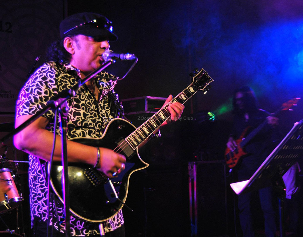 ১৯৯৩ সালে ঢাকার মালিবাগে বসে লিখেছিলেন ‘চল বদলে যাই’। স্থান, কালের বেড়াজাল ভেঙে জনপ্রিয়তার নিরিখে বাংলা সঙ্গীতের অন্যতম সেরা হয়ে ওঠে এই গান। এলআরবির ‘সুখ’ অ্যালবাম বের হওয়ার পর গানটি এতটাই জনপ্রিয় হয় যে, এলআরবির কনসার্ট মানে ‘চল বদলে যাই’ থাকতেই হত।