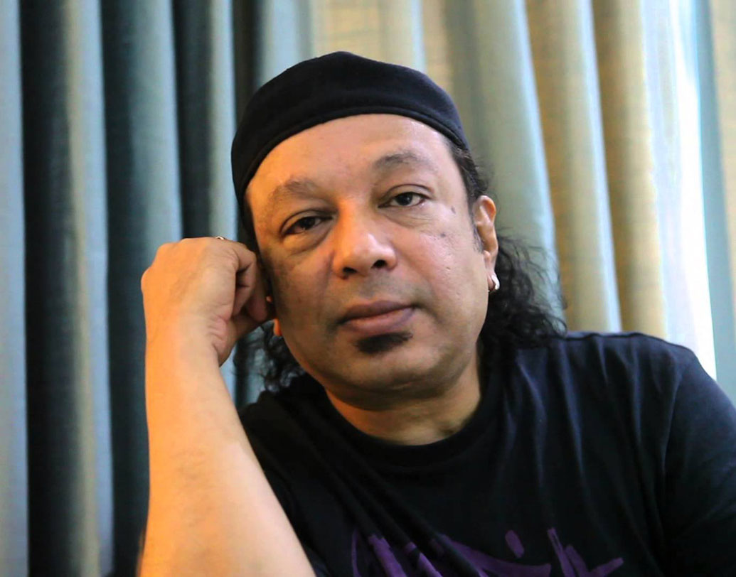 আইয়ুব বাচ্চু একটি সাক্ষাৎকারে বলেছিলেন, ‘‘গানটি মঞ্চে দাঁড়িয়ে গাওয়ার সময় দেখেছি, সব দর্শক আমাদের সঙ্গে গানটি গাইছে। তার মানে গানটি আর আমার বা এলআরবির নেই। সবার গান হয়ে গিয়েছে। কারণ, গানটির কথাগুলো শাশ্বত। সবার অন্তরের কথা।’’