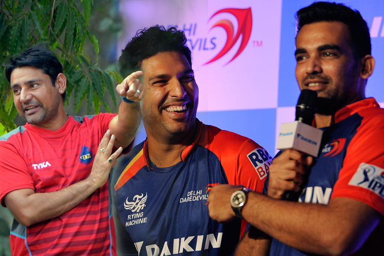 ২০০০ সালে সদ্য অধিনায়ক হওয়া সৌরভ গঙ্গোপাধ্যায়ের নেতৃত্বে একই ম্যাচে অভিষেক করেন যুবরাজ সিং, জাহির খান ও বিজয় দাহিয়া। নাইরোবিতে আইসিসি চ্যাম্পিয়ন্স ট্রফির সেই ম্যাচে ভারতের বিপক্ষ ছিল কেনিয়া। যুবরাজ ও জাহির দীর্ঘদিন ধরে খেলেন দেশের হয়ে। উইকেটকিপার দাহিয়া কিন্তু জাতীয় দলে নিজেকে নিয়মিত করতে পারেননি।