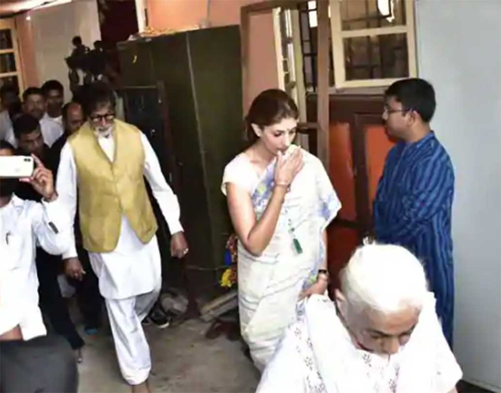 অষ্টমীর সকালে সাদা কুর্তা-পাজামা আর হলুদ জহরকোটে মেয়ে শ্বেতাকে নিয়ে প্যাণ্ডেলে পা রাখলেন অমিতাভ।