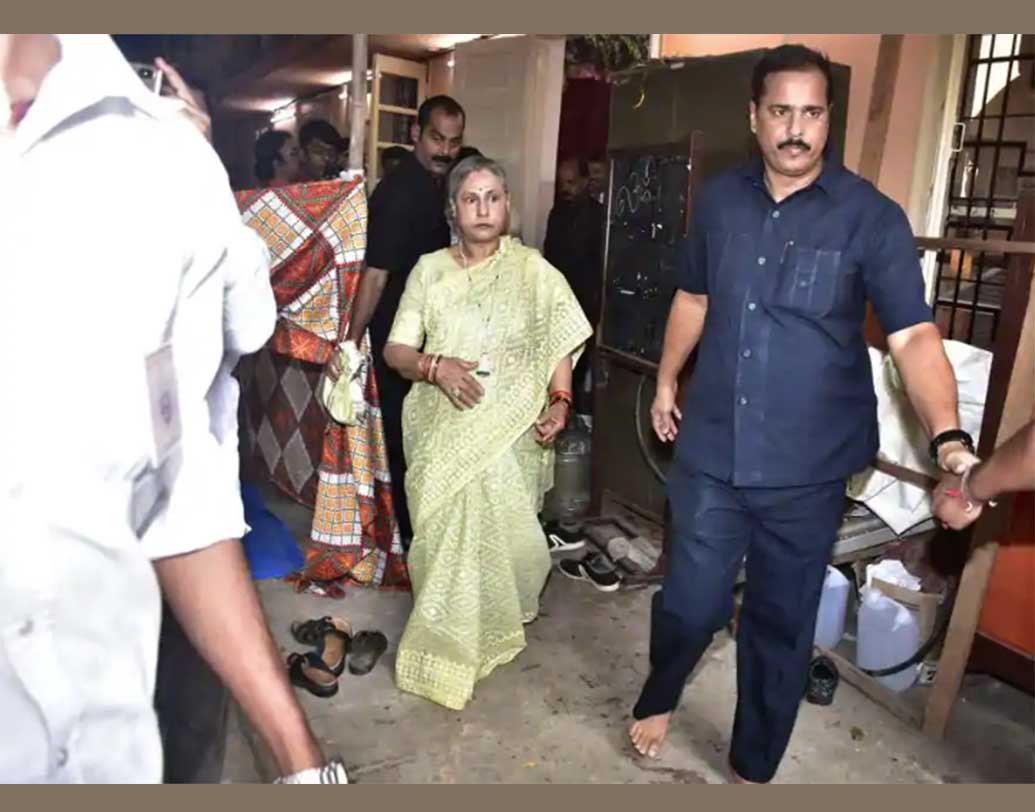 ভিড় এড়াতে দেহরক্ষীদের পাশে নিয়ে প্যাণ্ডেলে ঢুকছেন জয়া। প্রতি বছরের মতো এ বছরই শারদীয়ার উৎসবে যোগ দিতে সাতসকালেই চলে এলেন অঞ্জলি দিতে।