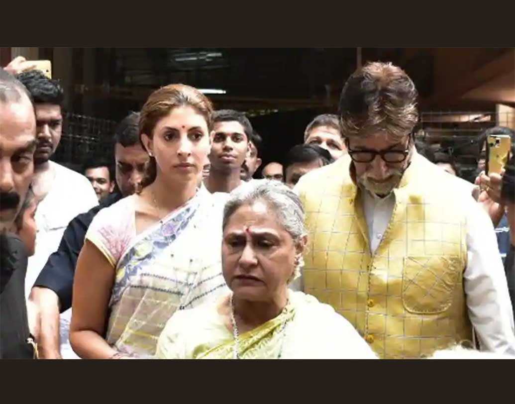 বুধবার মুম্বইয়ের একটি প্যাণ্ডেলে স্ত্রী জয়া বচ্চন এবং মেয়ে শ্বেতা নন্দাকে নিয়ে এলেন অমিতাভ বচ্চন। শ্বেতার পরনে ছিল প্যাস্টেল রঙের শাড়ি। জয়ার পছন্দের শাড়িতে ছিল সবুজের উপর কাজ করা। আর এথনিক পোশাকে দেখা গেল অমিতাভ বচ্চনকে।