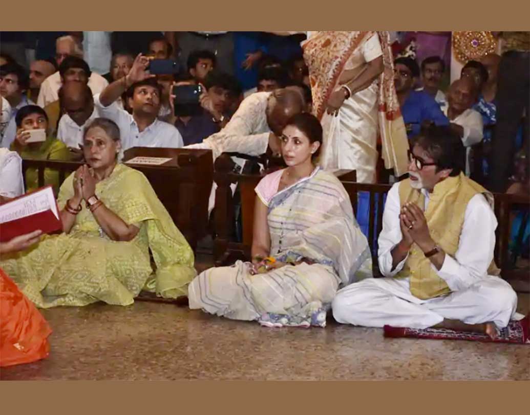 শুধুমাত্র প্যাণ্ডেলে ঘোরাঘুরিই নয়, অঞ্জলিও দিলেন জয়া-অমিতাভ-শ্বেতা। হাতজোড় করে মন্ত্রোচারণ,  প্রার্থনা করা, সবই ধরা পড়ল ক্যামেরার লেন্সে।