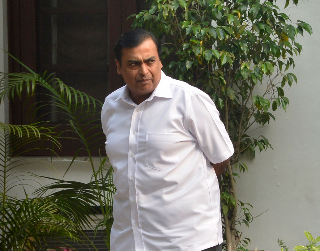 এই বছর মুকেশ অম্বানির ব্যক্তিগত সম্পত্তির পরিমাণ বেড়ে দাঁড়িয়েছে ৪ হাজার ৩১০ কোটি ডলারে। ভারতীয় মুদ্রায় প্রায় ৩ লাখ ১৬ হাজার ৮৯২ কোটি টাকা। সম্পত্তির পরিমানে তিনি ছাড়িয়ে গিয়েছেন চিনের আলিবাবা-র মালিক জ্যাক মা এবং মাইক্রোসফটের প্রাক্তন প্রধান স্টিভ বামারকেও।