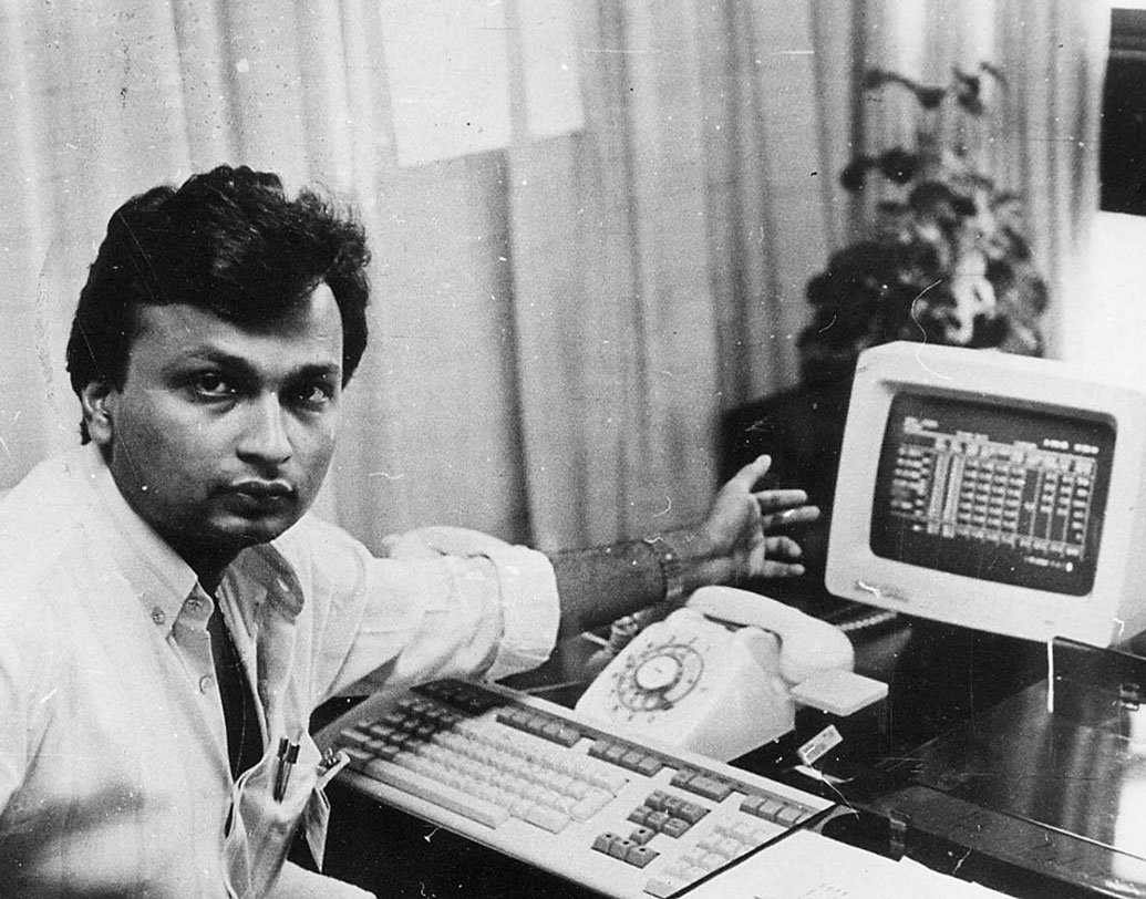 ধীরুভাই অম্বানীর ছোট ছেলে অর্থাৎ মুকেশের ভাই অনিলের ব্যবসায়িক ভাগ্য অবশ্য ততটা ভাল নয়। তাঁর বেশ কিছু ব্যবসা আইনি জটিলতায় ভুগছে। অনিলের কোম্পানির শেয়ারের দামও পড়েছে হুড়মুড়িয়ে। তাঁর ব্যক্তিগত সম্পত্তির পরিমাণ গিয়ে দাঁড়িয়েছে ১১ হাজার ২৮ কোটি টাকায়। বোঝাই যাচ্ছে ৬১ বছরের দাদার থেকে অনেকটাই পিছিয়ে ৫৯ বছরের ভাই।