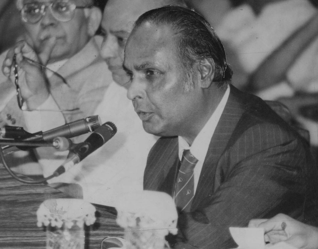 ইয়েমেনে একটি গ্যাস স্টেশনে সাধারণ পাম্পকর্মী হিসেবে জীবন শুরু করেছিলেন ধীরুভাই অম্বানী। তার পর নিজের হাতে গড়ে তুলেছিলেন রিলায়্যান্স সাম্রাজ্য। ১৬ বছর আগে হঠাৎ করে হৃদরোগে আক্রান্ত হয়ে মারা গিয়েছিলেন ধীরুভাই। উইল করে দিয়ে যেতে পারেননি তিনি। তাই সম্পত্তির দখল নিয়ে দুই ভাইয়ের মধ্যে বিরোধের শুরু তখনই।