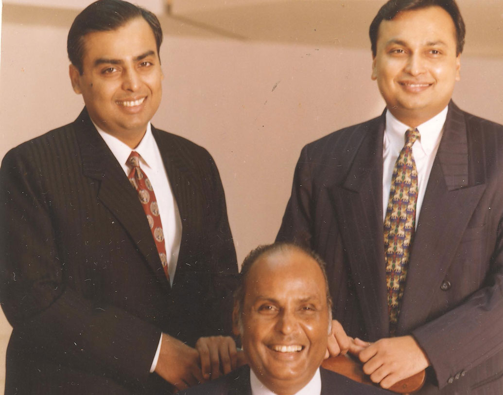 ধীরুভাইয়ের মৃত্যুর পর সম্পত্তির দখল নিয়ে দুই ভাই আইনি লড়াইতেও জড়িয়ে পড়েছিলেন। শেষ পর্যন্ত আসরে নামেন তাঁদের মা কোকিলাবেন অম্বানী। তাঁর মধ্যস্থতায় ২০০৫ সালে দুই ভাইয়ের মধ্যে বিরোধের শেষ হয়। যদিও ধীরুভাইয়ের রিলায়্যান্স সাম্রাজ্য ভাগ হয়ে যায় দুই ভাইয়ের মধ্যে।