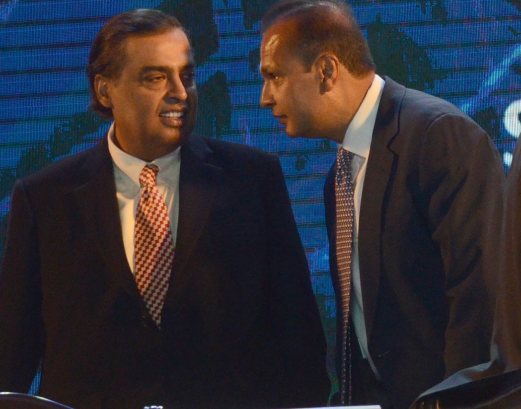 মুকেশের দখলে যায় তেল শোধনাগার আর পেট্রোকেমিক্যালস সংস্থাগুলি। অন্য দিকে অনিলের হাতে যায় বিদ্যুৎ উৎপাদন ও আর্থিক সংস্থাগুলি। ফোন আর মোবাইল কানেকশন একসঙ্গে দিয়ে এক সময় প্রতিযোগীদের পিছনে ফেলে দিয়েছিল মুকেশ নেতৃত্বাধীন রিলায়্যান্সের টেলিকমিউনিকেশন সংস্থা। সেই কোম্পানিও যায় ছোট ভাইয়ের কাছে।