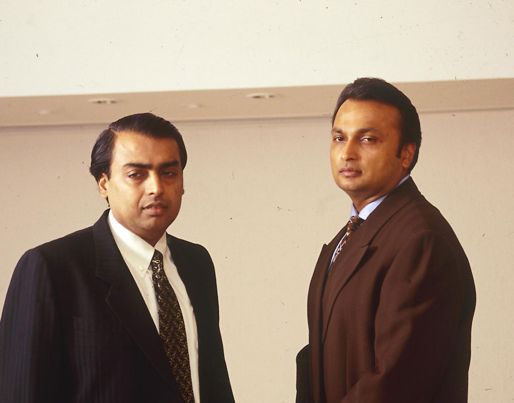 শুরুটা ভাল ছিল না মুকেশের। ২০০৫ সালে বিশ্ববাজারে তেলের দাম ছিল আকাশছোঁয়া। তাই সে ভাবে লাভ করতে পারেনি পেট্রোকেমিক্যালস সংস্থা। একটু পিছিয়েই পড়ছিলেন তখন মুকেশ। অন্য দিকে মোবাইল ফোনের বাজার তখন তুঙ্গে। এই সেক্টরে তখনও মুকেশের কোনও ভূমিকা ছিল না।