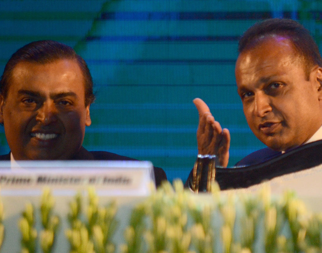 একই সময়ে পতন শুরু হয় অনিল অম্বানীর। বিনিয়োগকারীদের টাকা ফেরত দিতে নিজের কোম্পানির শেয়ার বিক্রি করতে শুরু করেন তিনি। তাঁর কোম্পানির শেয়ারের দামও পড়তে থাকে হুড়মুড়িয়ে। ঘুরে দাঁড়ানোর কোনও লক্ষণই তাঁর মধ্যে দেখতে পাচ্ছিলেন না কেউ।