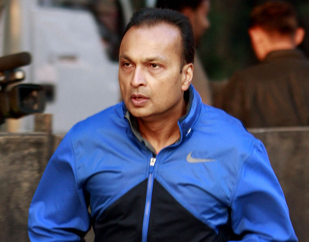 মুম্বই মেট্রো নিয়ে সমস্যায় পড়ে অনিল নেতৃত্বাধীন রিলায়্যান্স ইনফ্রাস্ট্রাকচারও। পাওনাদারদের টাকা মেটাতে এতটাই সমস্যা হয় যে, পারিবারিক বন্ধু গৌতম আদানির কাছ থেকে আর্থিক সাহায্য নিয়ে পরিস্থিতি সামাল দেন অনিল। এই মুহূর্তে রিয়েল এস্টেট সেক্টরে ভাল কিছু করার আশায় আছেন অনিল।