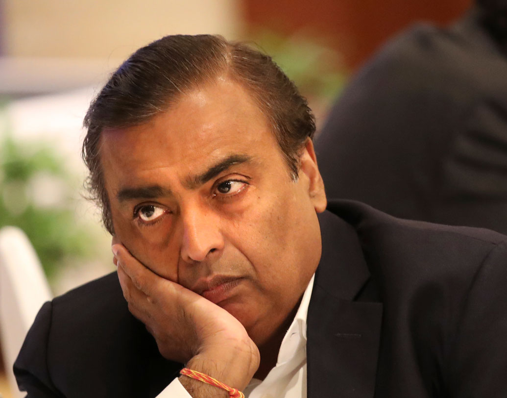 অন্য দিকে বছরের শেষে কিছুটা চ্যালেঞ্জের মুখে পড়েছেন মুকেশও। তেলের দাম ফের বাড়ছে। এ ছাড়া কোনও বেসরকারি সংস্থা দেশের নাগরিকদের জাতীয় বায়োমেট্রিক ডেটাবেস ব্যবহার করতে পারবে না, সুপ্রিম কোর্টের এই রায়ে বিপাকে পড়েছে রিলায়্যান্স জিও সংস্থাও। তার প্রভাব পড়ছে অনিলের সংস্থার শেয়ারেও।