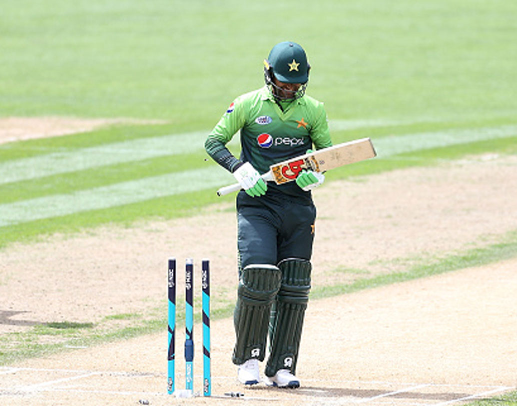 ফখর জামান: পাকিস্তানের অন্যতম প্রতিভাবান ক্রিকেটার। এশিয়া কাপের আগেও এই পাক ওপেনারের ব্যাট থেকে আগুন ঝরেছে। কিন্তু, এশিয়া কাপে কোথায় যেন সব কিছু হারিয়ে গেল। পাঁচ ম্যাচে করেছেন মাত্র ৫৬ রান।