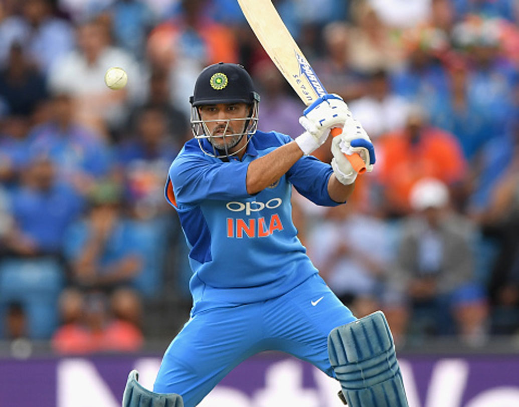 মহেন্দ্র সিংহ ধোনি: প্রাক্তন এই ভারতীয় অধিনায়কের কাছেও কিন্তু এশিয়া কাপ খুব একটা ভাল গেল না। যখনই মিস্টার কুলকে দরকার পড়েছে দলের তখনই হতাশ করেছেন। সেই ধারা অব্যাহত ছিল ফাইনালেও।