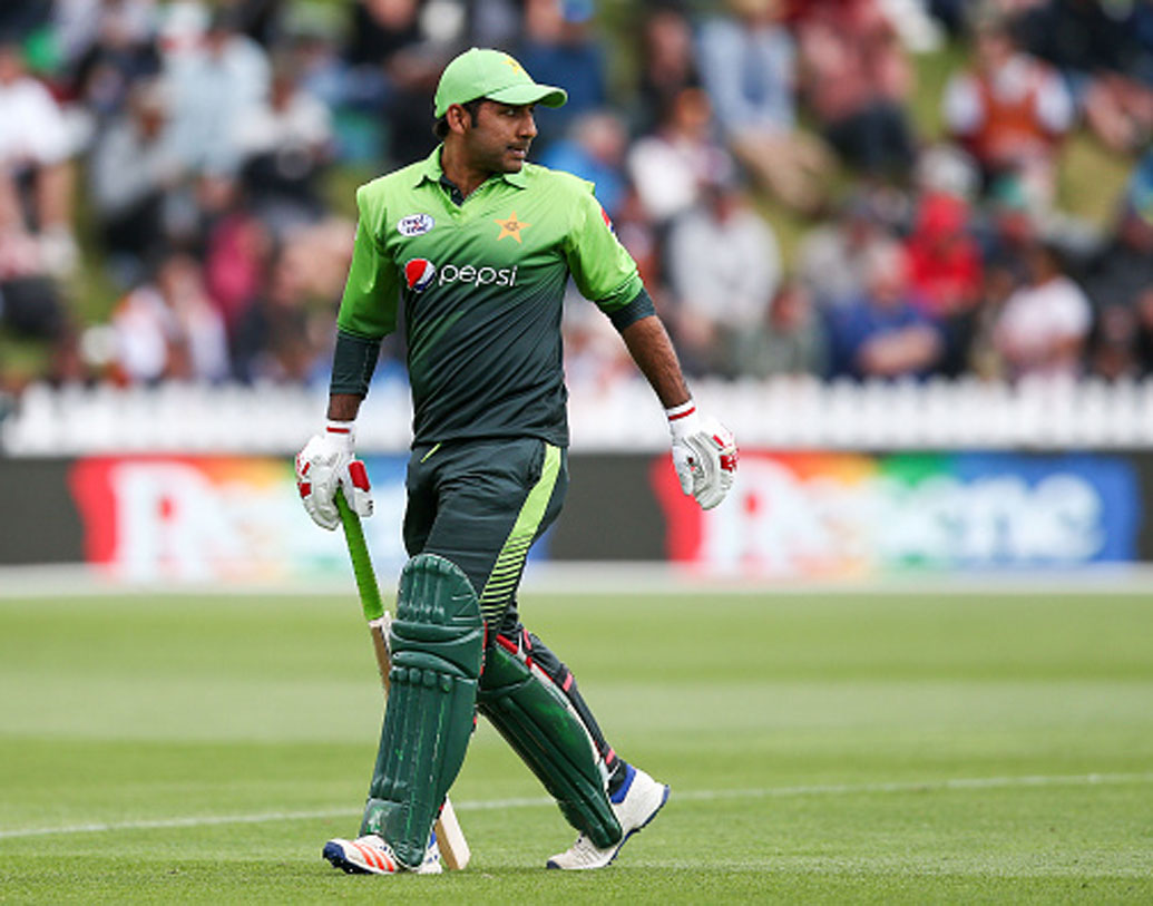 সরফরাজ আহমেদ: পাক অধিনায়কটি এশিয়া কাপের আগে অনেক হুঙ্কার দিয়েছিলেন। ভারতকে দেখে নেওয়ার কথাও বলেছিলেন। কিন্তু, কার্যক্ষেত্রে দেখা গেল উল্টো ছবি। দু-একটা ম্যাচে কিছুটা রান করলেও আখেরে ব্যর্থ হন।