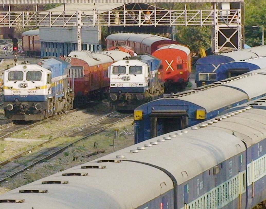 এক বার শর্ট হর্ন বাজালে বুঝতে হবে ট্রেনটির রেলইয়ার্ডে যাওয়ার সময় হয়ে গিয়েছে।