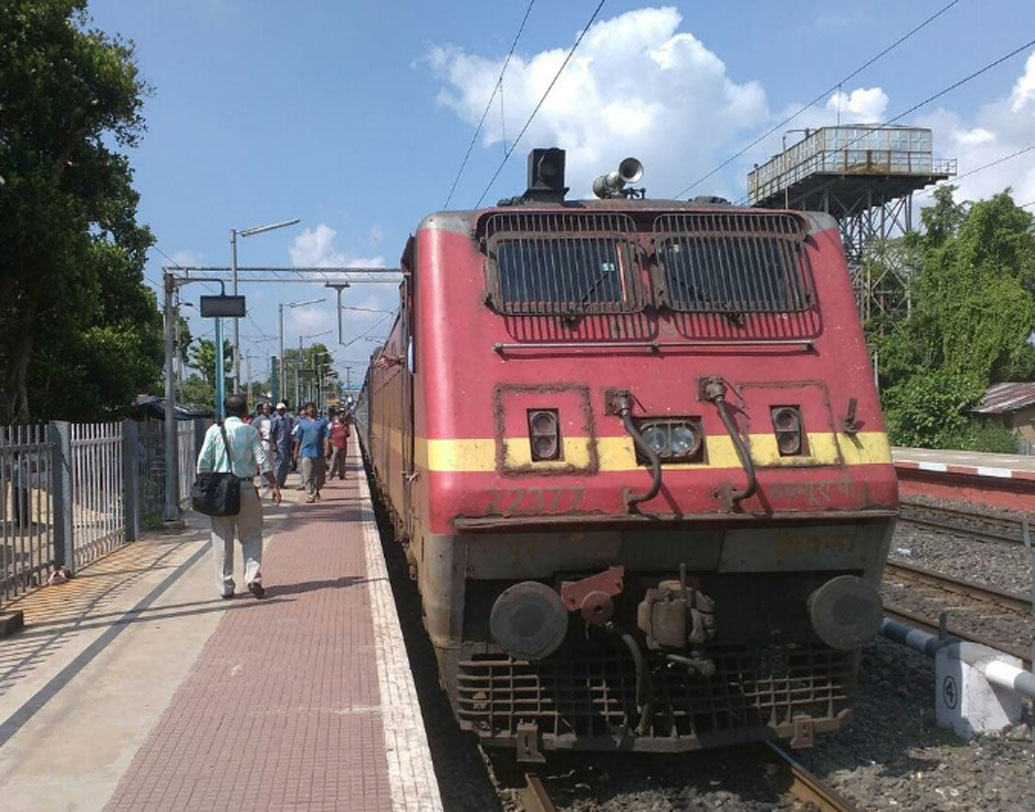 দু’বার শর্ট হর্ন বাজালে বুঝতে হবে ট্রেন ছাড়ার জন্য প্রস্তুত। ছাড়ার আগে তাই চালক দু’বার শর্ট হর্ন বাজিয়ে ইঙ্গিত দেন।