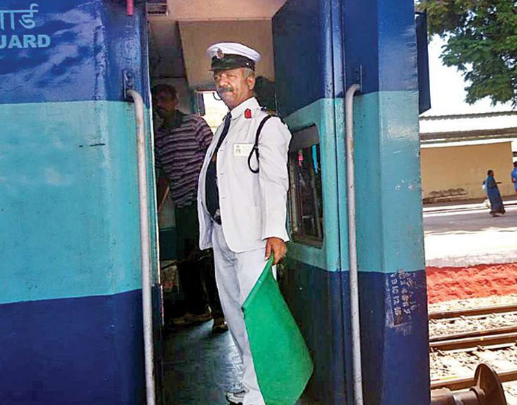 আপৎকালীন ক্ষেত্রে তিন বার শর্ট হর্ন বাজান চালক। এর অর্থ হল, ট্রেনের ইঞ্জিনের নিয়ন্ত্রণ লোকো পাইলটের নিয়ন্ত্রণের বাইরে চলে গিয়েছে। সেই সঙ্গে গার্ডের কাছে বার্তা যায় ভ্যাকুম ব্রেক দিয়ে যেন ট্রেন থামানো হয়।