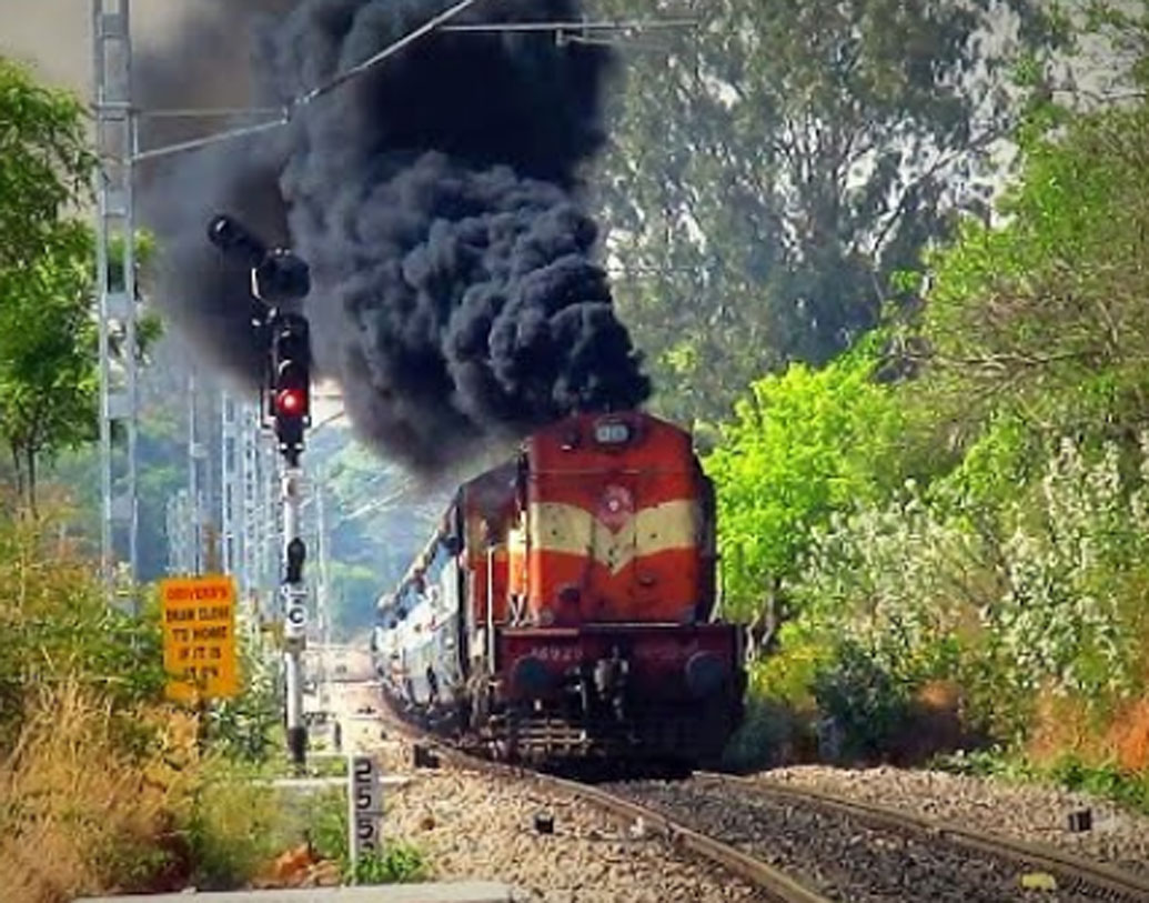 ট্রেনের চালক যদি চার বার শর্ট হর্ন বাজান, তা হলে বুঝতে হবে ট্রেনে যান্ত্রিক কোনও সমস্যা হয়েছে। আর এগিয়ে যাওয়া সম্ভব নয়।