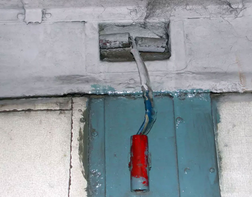 দু’বার শর্ট হর্ন আর এক বার লং হর্ন বাজালে বুঝতে হবে কেউ ট্রেনের আপৎকালীন চেন টেনেছেন বা গার্ড ভ্যাকুম ব্রেক কষেছেন।