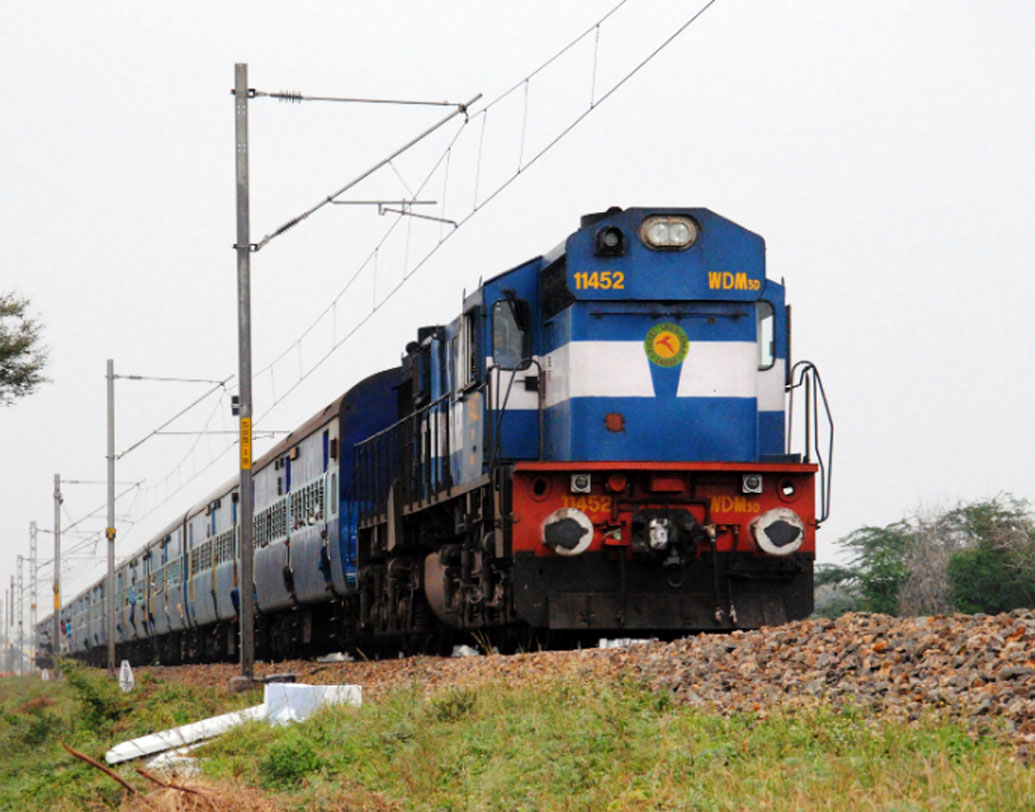 ট্রেন চলার সময় যদি লম্বা হর্ন বাজাতে থাকে, তা হলে বুঝতে হবে সামনেই কোনও স্টেশন আছে। আর সে স্টেশনে ট্রেনটি থামবে না।