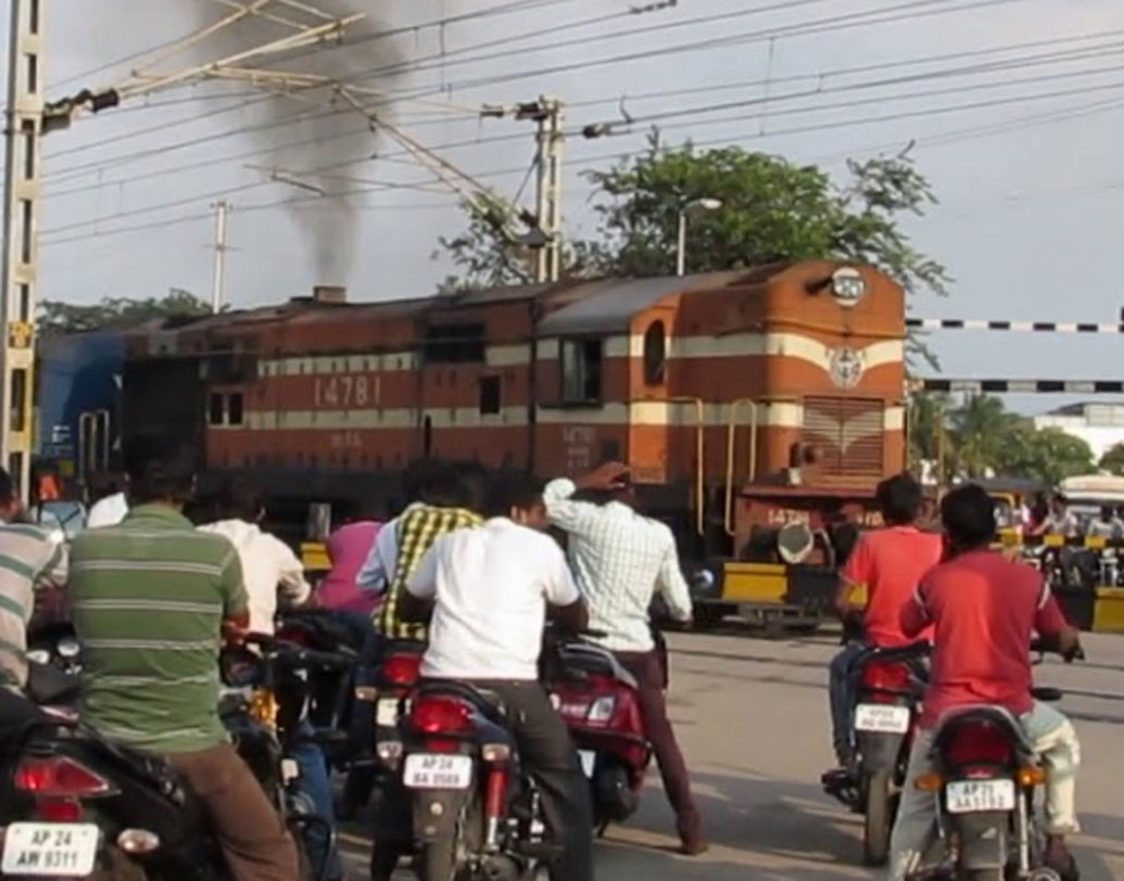 থেমে থেমে দু’বার হর্ন বাজালে বুঝতে হবে সামনেই লেভেল ক্রসিং আছে। তাই চালক সতর্ক করে দেন কেউ যেন ক্রসিং পারাপার না করেন।