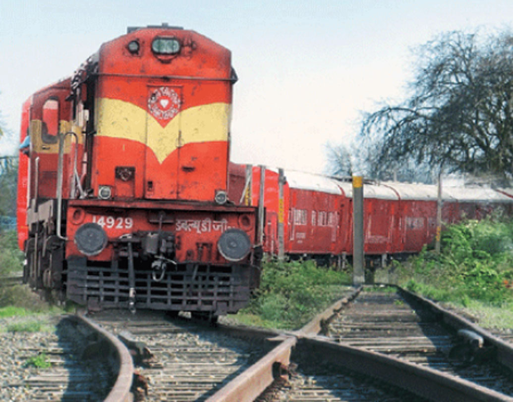 ট্রেন যখন ট্র্যাক পরিবর্তন করে তখন চালক দু’বার লম্বা হর্ন এবং এক বার শর্ট হর্ন বাজান।