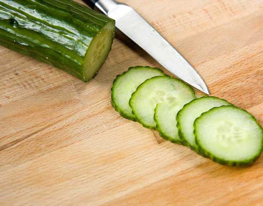 শশা: এই ফলের বেশির ভাগই জল। তাই হজমে সাহায্য করে শরীরে জমতে দেয় না বাড়তি ফ্যাট। এক কাপ শশার রসে মাত্র ৮ ক্যালোরি থাকে। কম ক্যালোরি কিন্তু উচ্চ ফাইবারের এই ফল মেদ কমাতে ভীষণ কার্যকর। ছবি: পিক্সঅ্যাবে।