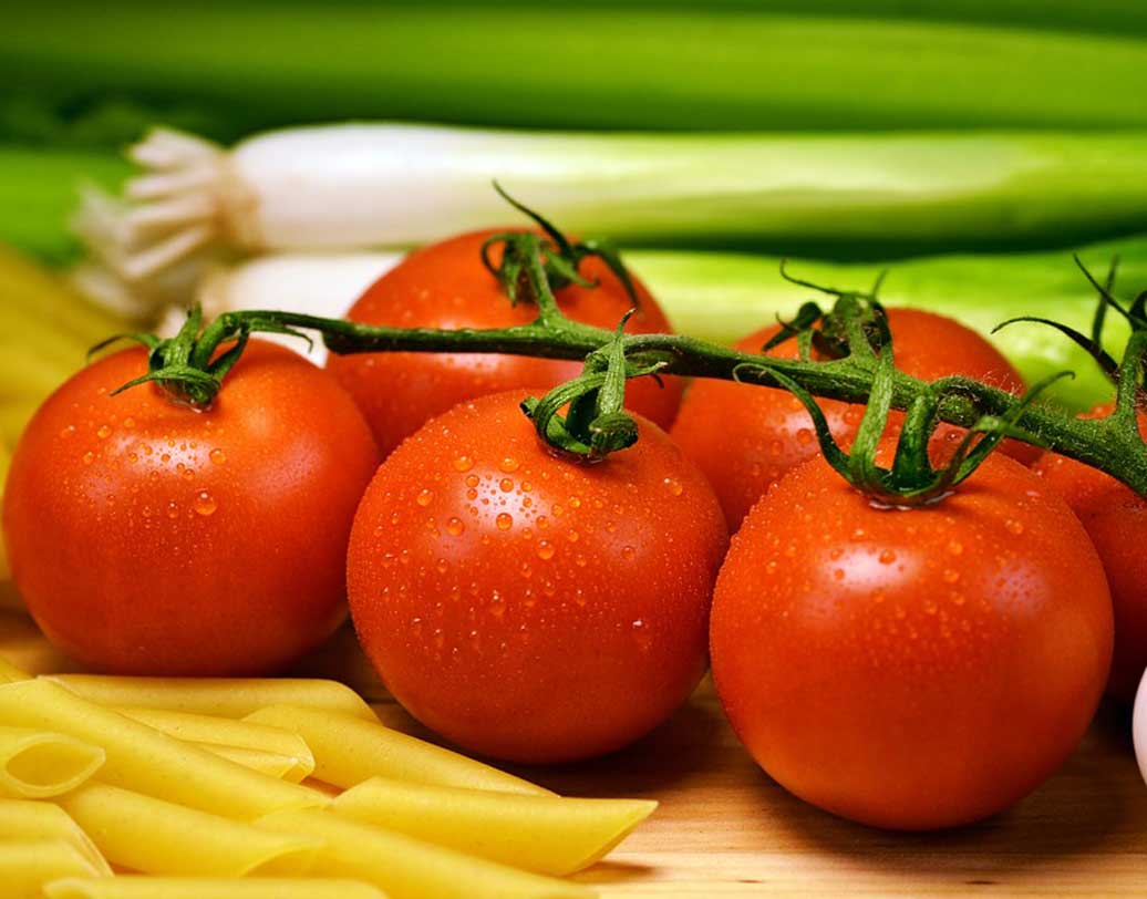 টম্যাটো: রক্তচাপ কমাতে ও কার্ডিওভাসকুলারের অসুখ সারাতে টম্যাটোর জুড়ি নেই। এক কাপ টম্যাটো থেকে পাওয়া যায় ২৭ ক্যালোরি। পটাশিয়াম ও ভিটামিন সি-তে ভরপুর এই সব্জিতে ফাইবার প্রচুর। মেদ ঝরাতে টম্যাটোর সুপ অত্যন্ত কার্যকর। ছবি: পিক্সঅ্যাবে।